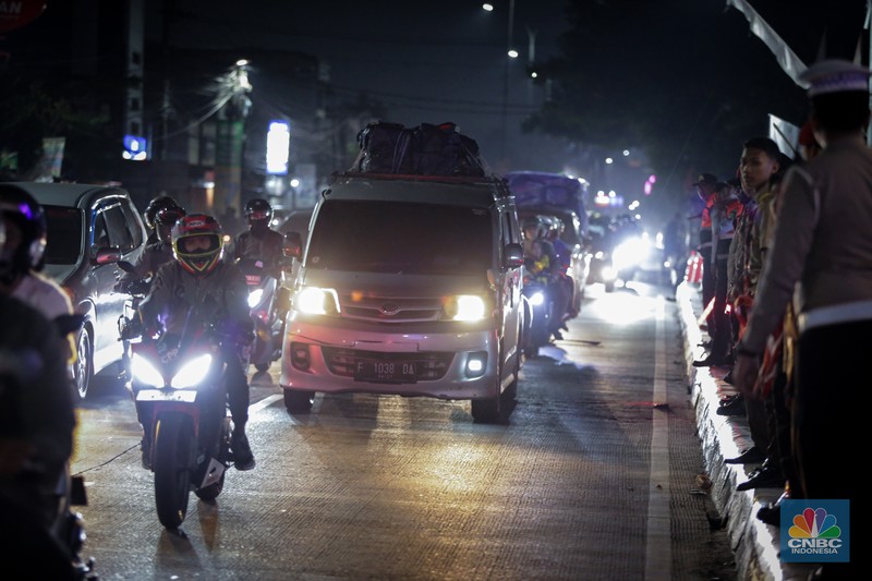 Pemudik memadati jalan raya Sultan Hasanudin, Tambun, Kabupaten Bekasi, Jumat (5/4/2024) malam.(CNBC Indonesia/Tias Budiarto)