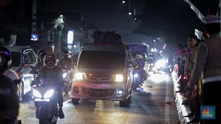 Pemudik memadati jalan raya Sultan Hasanudin, Tambun, Kabupaten Bekasi, Jumat (5/4/2024) malam.(CNBC Indonesia/Tias Budiarto) Pemudik memadati jalan raya Sultan Hasanudin, Tambun, Kabupaten Bekasi, Jumat (5/4/2024) malam.(CNBC Indonesia/Tias Budiarto)