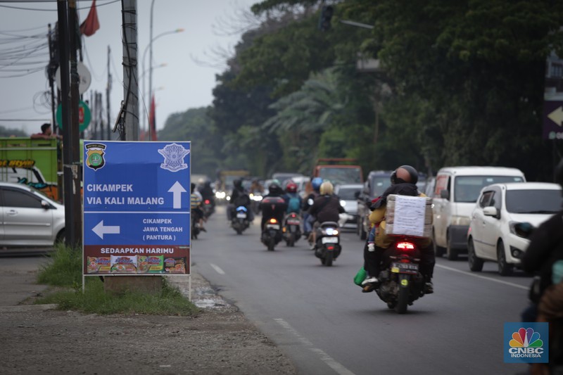 Pemudik memadati ruas jalan raya Kalimalang, Tambun Selatan, Kabupaten Bekasi, Jawa Barat, Sabtu (6/4/2024). (CNBC Indonesia/Tias Budiarto)