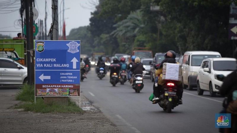 Pemudik memadati ruas jalan raya Kalimalang, Tambun Selatan, Kabupaten Bekasi, Jawa Barat, Sabtu (6/4/2024). (CNBC Indonesia/Tias Budiarto)