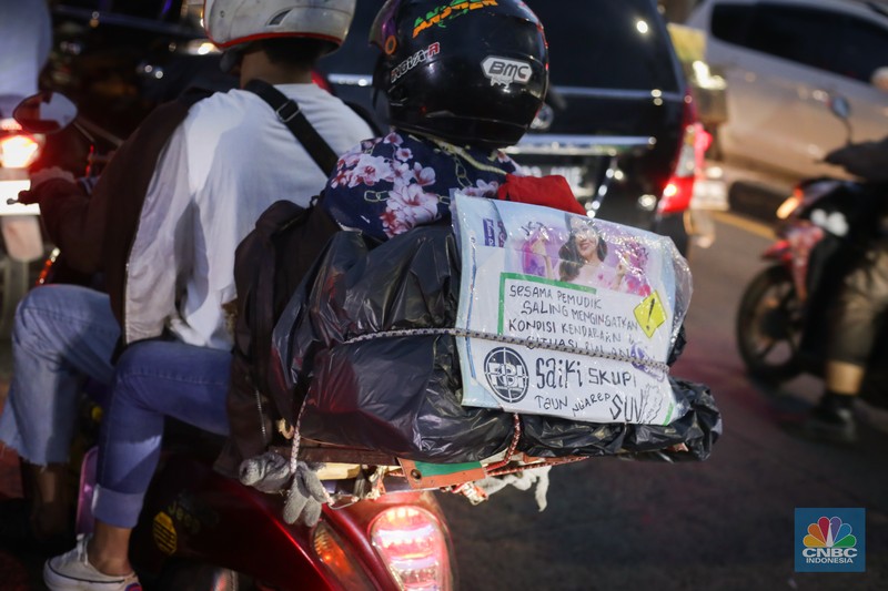 Pemudik memadati ruas jalan raya Kalimalang, Tambun Selatan, Kabupaten Bekasi, Jawa Barat, Sabtu (6/4/2024). (CNBC Indonesia/Tias Budiarto) Pemudik memadati ruas jalan raya Kalimalang, Tambun Selatan, Kabupaten Bekasi, Jawa Barat, Sabtu (6/4/2024). (CNBC Indonesia/Tias Budiarto)