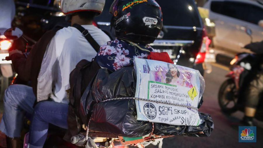 Pemudik memadati ruas jalan raya Kalimalang, Tambun Selatan, Kabupaten Bekasi, Jawa Barat, Sabtu (6/4/2024). (CNBC Indonesia/Tias Budiarto)
