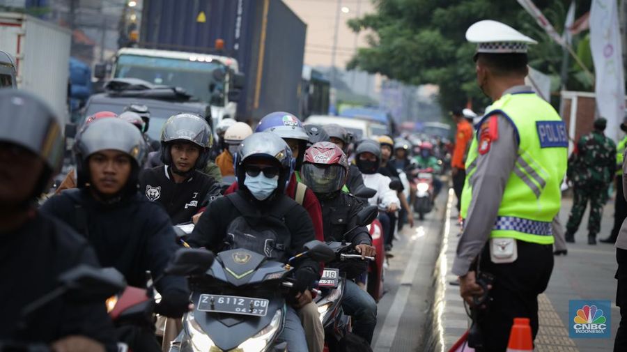 Pemudik memadati ruas jalan raya Kalimalang, Tambun Selatan, Kabupaten Bekasi, Jawa Barat, Sabtu (6/4/2024). (CNBC Indonesia/Tias Budiarto)
