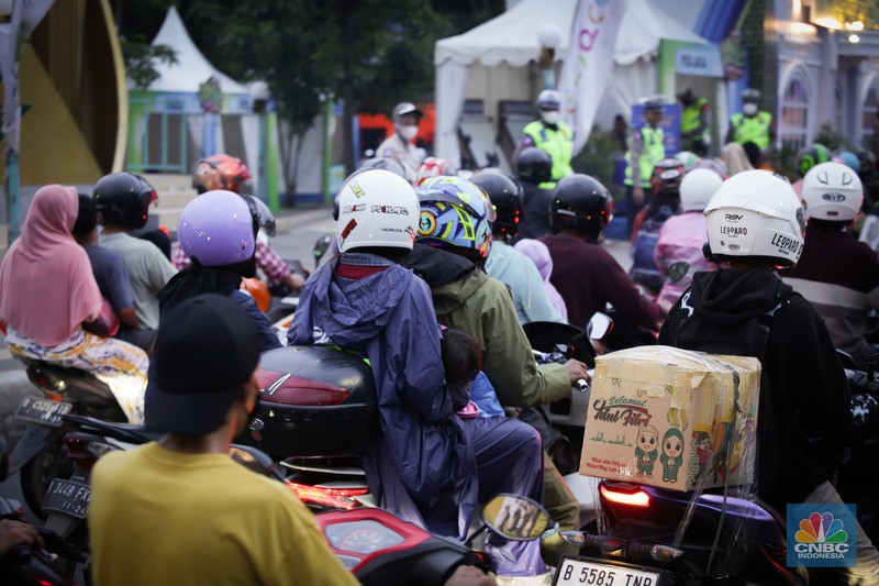 Pemudik memadati ruas jalan raya Kalimalang, Tambun Selatan, Kabupaten Bekasi, Jawa Barat, Sabtu (6/4/2024). (CNBC Indonesia/Tias Budiarto) Pemudik memadati ruas jalan raya Kalimalang, Tambun Selatan, Kabupaten Bekasi, Jawa Barat, Sabtu (6/4/2024). (CNBC Indonesia/Tias Budiarto)