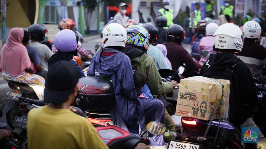 Pemudik memadati ruas jalan raya Kalimalang, Tambun Selatan, Kabupaten Bekasi, Jawa Barat, Sabtu (6/4/2024). (CNBC Indonesia/Tias Budiarto)