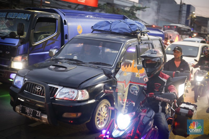 Pemudik memadati ruas jalan raya Kalimalang, Tambun Selatan, Kabupaten Bekasi, Jawa Barat, Sabtu (6/4/2024). (CNBC Indonesia/Tias Budiarto)