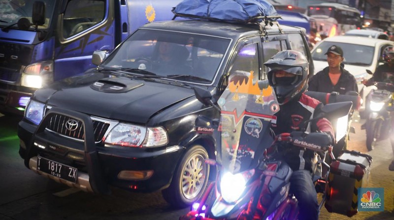 Pemudik memadati ruas jalan raya Kalimalang, Tambun Selatan, Kabupaten Bekasi, Jawa Barat, Sabtu (6/4/2024). (CNBC Indonesia/Tias Budiarto)