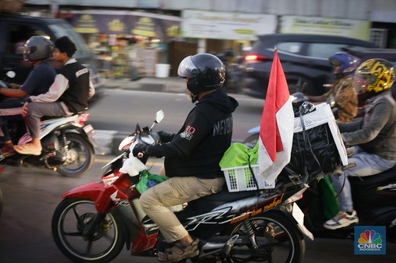 Pemudik memadati ruas jalan raya Kalimalang, Tambun Selatan, Kabupaten Bekasi, Jawa Barat, Sabtu (6/4/2024). (CNBC Indonesia/Tias Budiarto) Pemudik memadati ruas jalan raya Kalimalang, Tambun Selatan, Kabupaten Bekasi, Jawa Barat, Sabtu (6/4/2024). (CNBC Indonesia/Tias Budiarto)