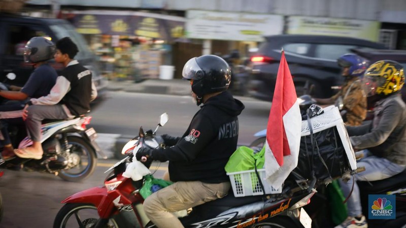 Pemudik memadati ruas jalan raya Kalimalang, Tambun Selatan, Kabupaten Bekasi, Jawa Barat, Sabtu (6/4/2024). (CNBC Indonesia/Tias Budiarto)