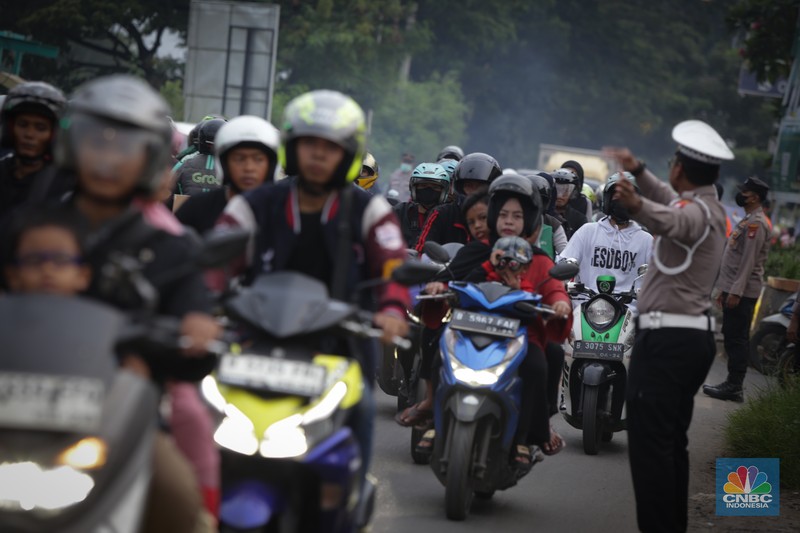 Pemudik memadati ruas jalan raya Kalimalang, Tambun Selatan, Kabupaten Bekasi, Jawa Barat, Sabtu (6/4/2024). (CNBC Indonesia/Tias Budiarto) Pemudik memadati ruas jalan raya Kalimalang, Tambun Selatan, Kabupaten Bekasi, Jawa Barat, Sabtu (6/4/2024). (CNBC Indonesia/Tias Budiarto)