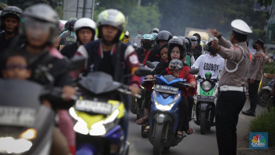 Pemudik memadati ruas jalan raya Kalimalang, Tambun Selatan, Kabupaten Bekasi, Jawa Barat, Sabtu (6/4/2024). (CNBC Indonesia/Tias Budiarto)