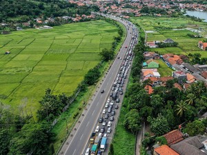 Penampakan dari Langit Kemacetan Panjang Menuju Pelabuhan Merak
