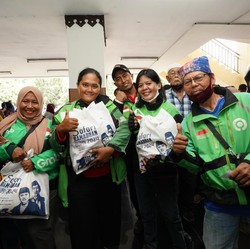 Safari Ramadan, PLN & BNI Hadirkan 1.500 Paket Sembako Murah Buat Ojol