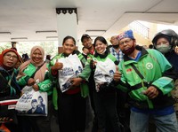 Safari Ramadan, PLN & BNI Hadirkan 1.500 Paket Sembako Murah Buat Ojol