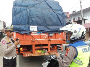Siasat Truk Nakal Kelabui Petugas di Jalur Mudik