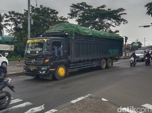 Truk Angkutan Barang Tetap Melintas di Indramayu Meski Dilarang