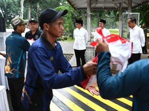 Momen Bahagia Warga-Ojol Sekitar Istana Bogor Dapat Sembako dari Jokowi