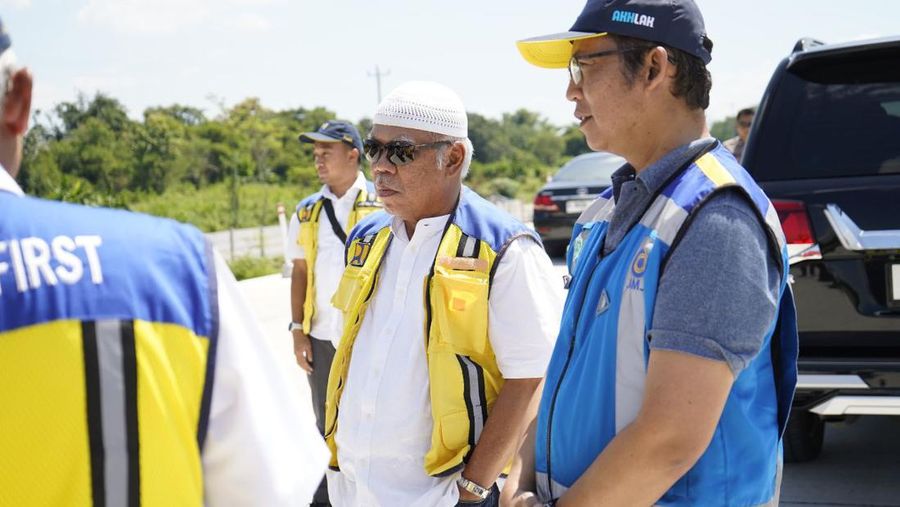 Menteri PURP Basuki Hadimuljono memantau situasi di tol fungsional Solo-Yogyakarta.