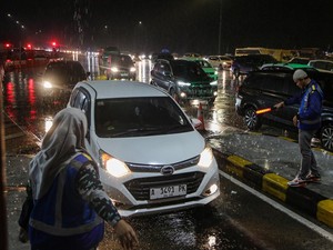 Pemudik Pakai Bahu Jalan Tol buat Istirahat, Emang Boleh?