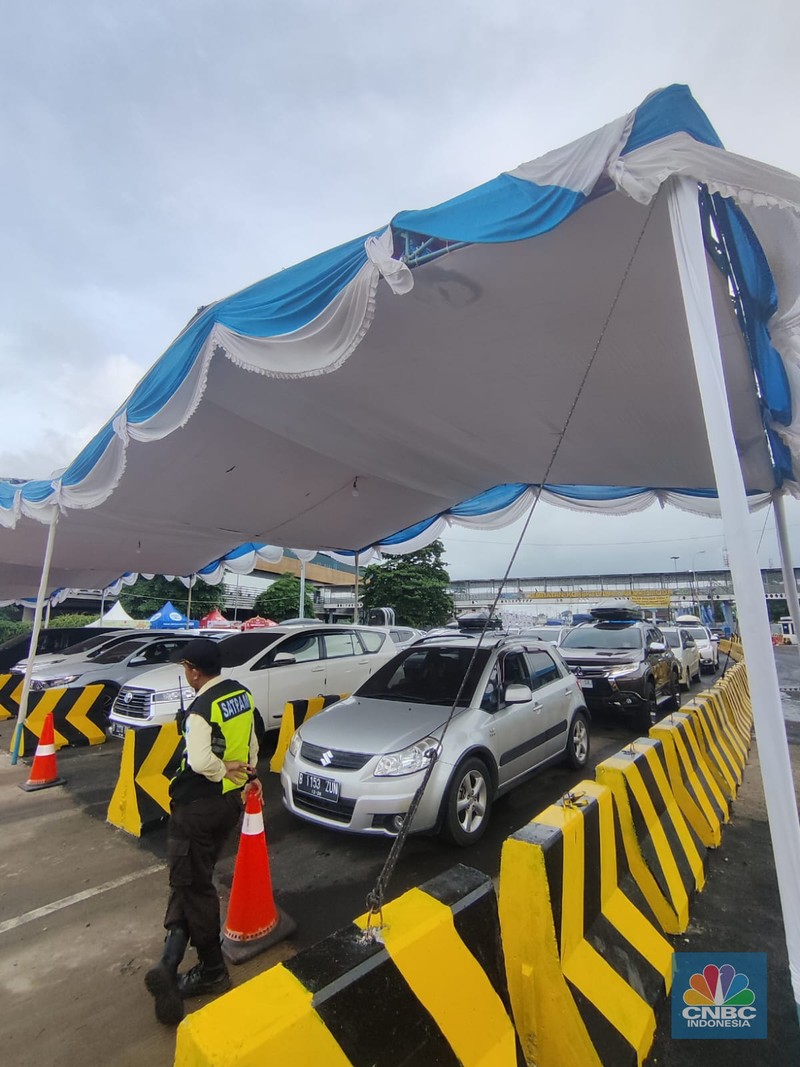 Situasi Terkini Kendaraan di Pelabuhan Merak Banten, Mobil-Mobil Antre Panjang. (CNBC Indonesia/Sefti Oktaranisa). Situasi Terkini Kendaraan di Pelabuhan Merak Banten, Mobil-Mobil Antre Panjang. (CNBC Indonesia/Sefti Oktaranisa).