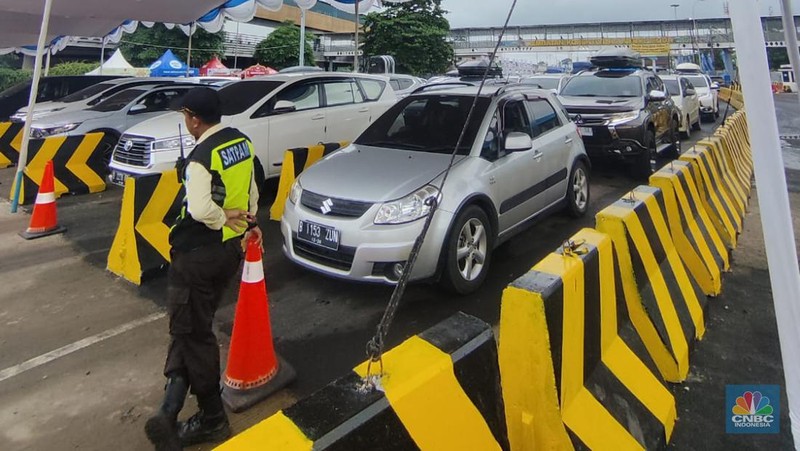 Situasi Terkini Kendaraan di Pelabuhan Merak Banten, Mobil-Mobil Antre Panjang. (վ/Sefti Oktaranisa).