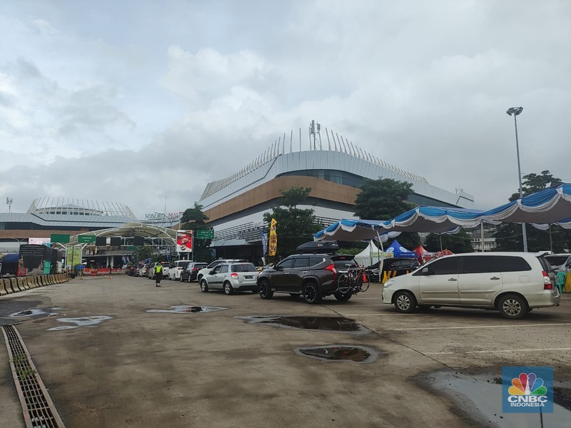 Situasi Terkini Kendaraan di Pelabuhan Merak Banten, Mobil-Mobil Antre Panjang. (CNBC Indonesia/Sefti Oktaranisa).