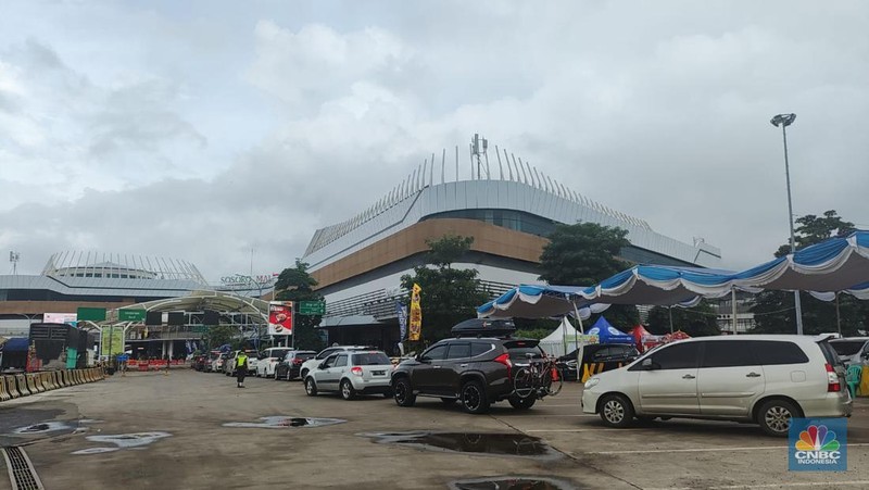 Situasi Terkini Kendaraan di Pelabuhan Merak Banten, Mobil-Mobil Antre Panjang. (վ/Sefti Oktaranisa).