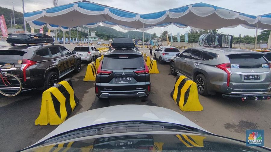 Situasi Terkini Kendaraan di Pelabuhan Merak Banten, Mobil-Mobil Antre Panjang. (վ/Sefti Oktaranisa).