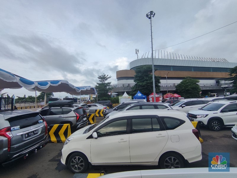Situasi Terkini Kendaraan di Pelabuhan Merak Banten, Mobil-Mobil Antre Panjang. (CNBC Indonesia/Sefti Oktaranisa). Situasi Terkini Kendaraan di Pelabuhan Merak Banten, Mobil-Mobil Antre Panjang. (CNBC Indonesia/Sefti Oktaranisa).