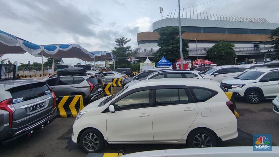 Situasi Terkini Kendaraan di Pelabuhan Merak Banten, Mobil-Mobil Antre Panjang. (վ/Sefti Oktaranisa).