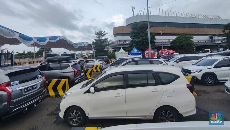 Situasi Terkini Kendaraan di Pelabuhan Merak Banten, Mobil-Mobil Antre Panjang. (վ/Sefti Oktaranisa).