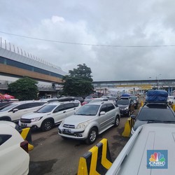 Macet Panjang! Segini Ternyata Jumlah Mobil Lewat Pelabuhan Merak