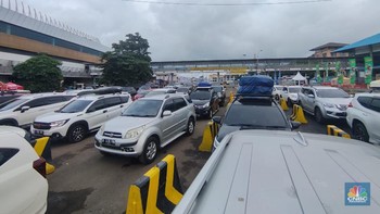 Macet Panjang! Segini Ternyata Jumlah Mobil Lewat Pelabuhan Merak