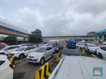 Macet Panjang! Segini Ternyata Jumlah Mobil Lewat Pelabuhan Merak