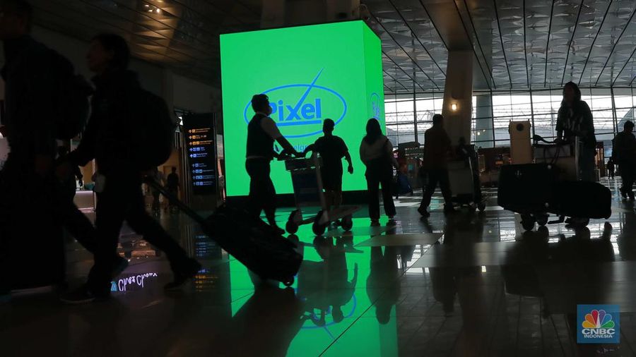 Suasana calon penumpang mengantre di area check in Bandara Soetta, Tangerang, Banten, Sabtu (6/4/2024). (CNBC Indonesia/Muhammad Sabki)