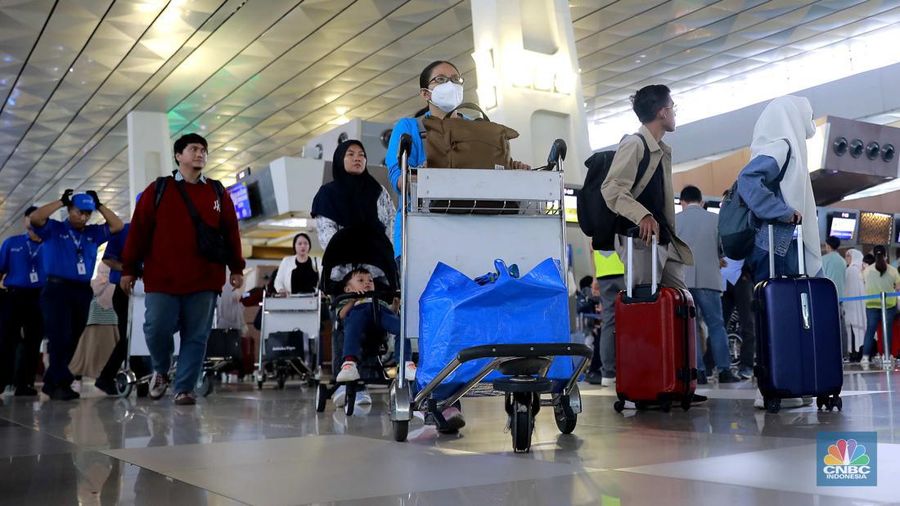 Suasana calon penumpang mengantre di area check in Bandara Soetta, Tangerang, Banten, Sabtu (6/4/2024). (CNBC Indonesia/Muhammad Sabki)