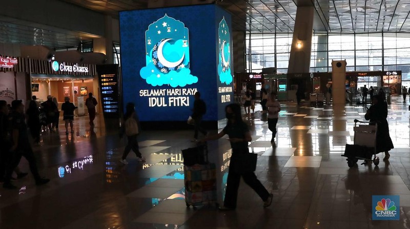 Suasana calon penumpang mengantre di area check in Bandara Soetta, Tangerang, Banten, Sabtu (6/4/2024). (CNBC Indonesia/Muhammad Sabki)