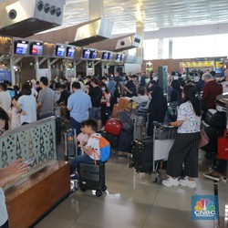 Masuk Puncak Mudik, Ribuan Warga Padati Bandara Soekarno Hatta