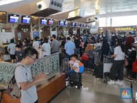 Masuk Puncak Mudik, Ribuan Warga Padati Bandara Soekarno Hatta