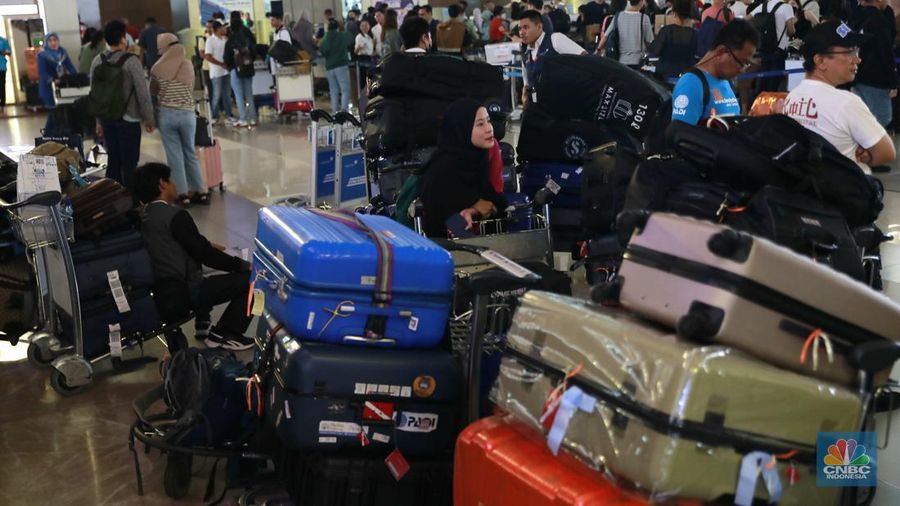 Suasana calon penumpang mengantre di area check in Bandara Soetta, Tangerang, Banten, Sabtu (6/4/2024). (CNBC Indonesia/Muhammad Sabki)