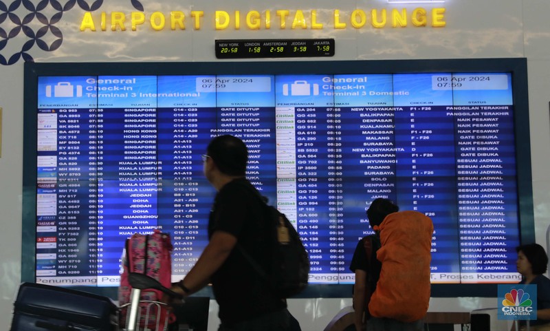 Suasana calon penumpang mengantre di area check in Bandara Soetta, Tangerang, Banten, Sabtu (6/4/2024). (CNBC Indonesia/Muhammad Sabki) Suasana calon penumpang mengantre di area check in Bandara Soetta, Tangerang, Banten, Sabtu (6/4/2024). (CNBC Indonesia/Muhammad Sabki)