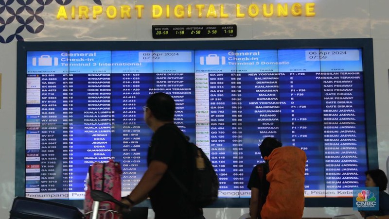 Suasana calon penumpang mengantre di area check in Bandara Soetta, Tangerang, Banten, Sabtu (6/4/2024). (CNBC Indonesia/Muhammad Sabki)