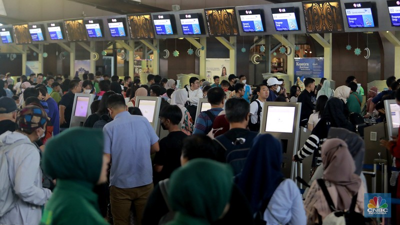 Suasana calon penumpang mengantre di area check in Bandara Soetta, Tangerang, Banten, Sabtu (6/4/2024). (CNBC Indonesia/Muhammad Sabki) Suasana calon penumpang mengantre di area check in Bandara Soetta, Tangerang, Banten, Sabtu (6/4/2024). (CNBC Indonesia/Muhammad Sabki)