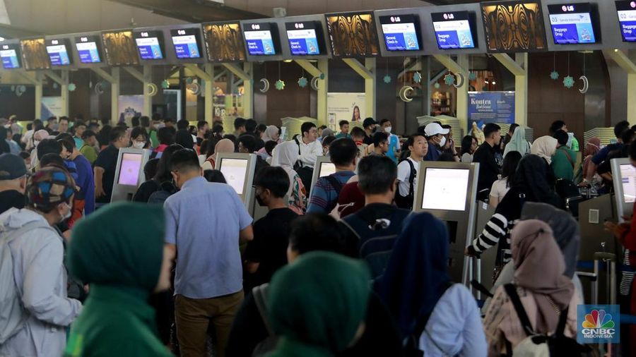 Suasana calon penumpang mengantre di area check in Bandara Soetta, Tangerang, Banten, Sabtu (6/4/2024). (CNBC Indonesia/Muhammad Sabki)