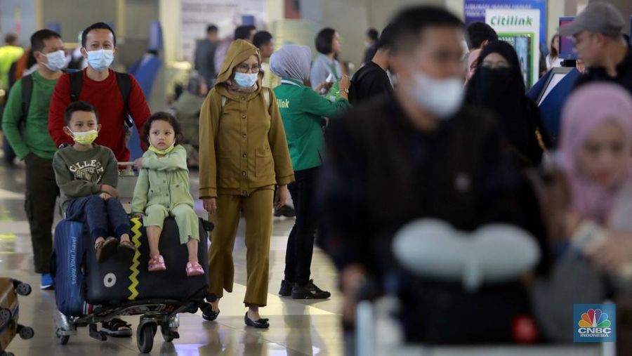 Suasana calon penumpang mengantre di area check in Bandara Soetta, Tangerang, Banten, Sabtu (6/4/2024). (CNBC Indonesia/Muhammad Sabki)
