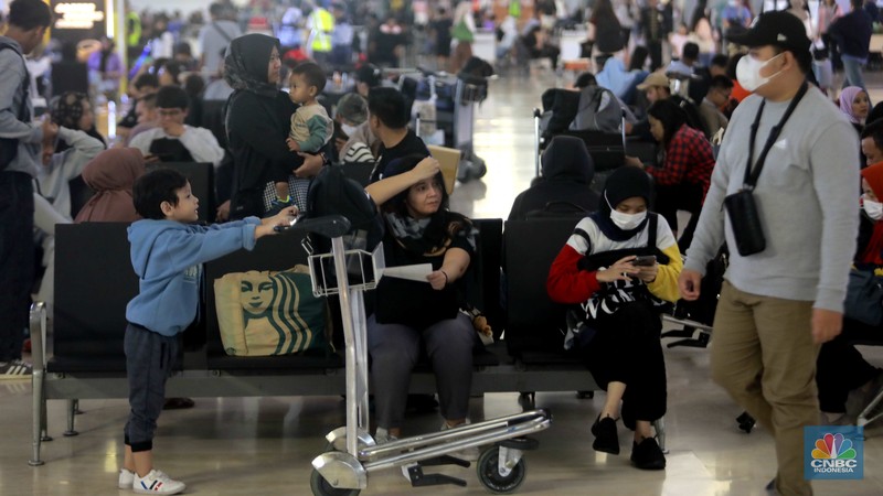 Suasana calon penumpang mengantre di area check in Bandara Soetta, Tangerang, Banten, Sabtu (6/4/2024). (CNBC Indonesia/Muhammad Sabki) Suasana calon penumpang mengantre di area check in Bandara Soetta, Tangerang, Banten, Sabtu (6/4/2024). (CNBC Indonesia/Muhammad Sabki)
