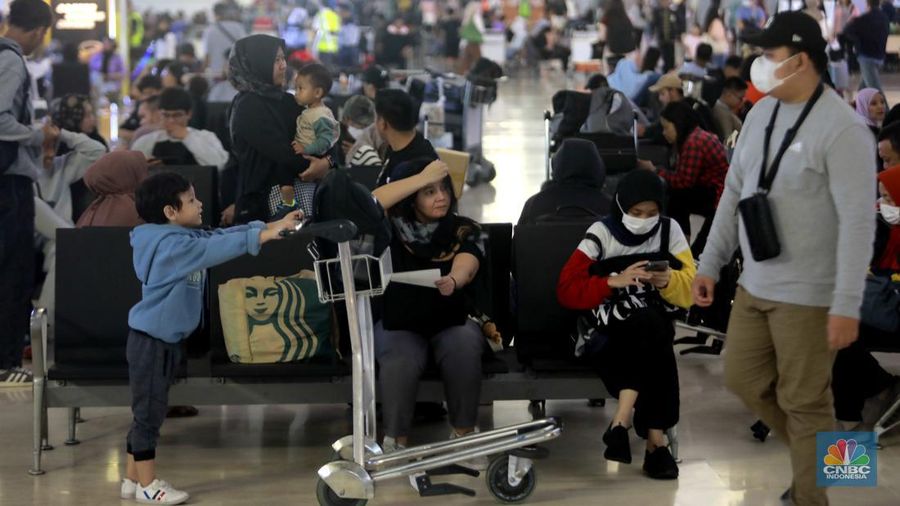 Suasana calon penumpang mengantre di area check in Bandara Soetta, Tangerang, Banten, Sabtu (6/4/2024). (CNBC Indonesia/Muhammad Sabki)