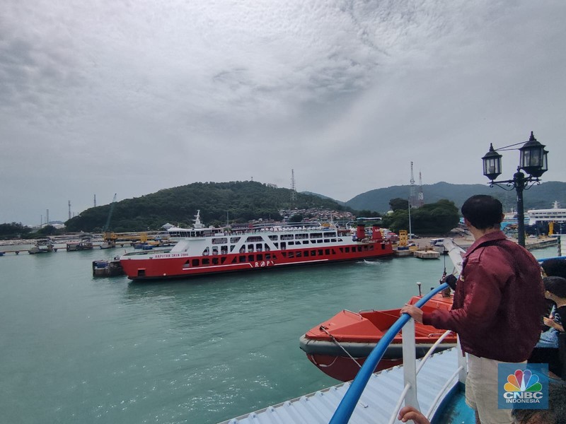 Suasana dermaga eksekutif di Pelabuhan Merak, Banten, Sabtu (6/4/2024). (CNBC Indonesia/Sefti Oktaranisa).