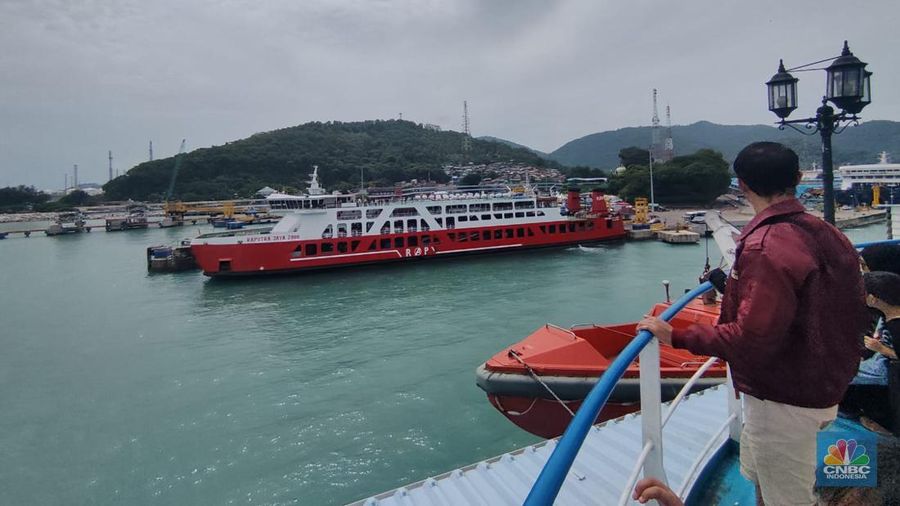 Suasana dermaga eksekutif di Pelabuhan Merak, Banten, Sabtu (6/4/2024). (վ/Sefti Oktaranisa).