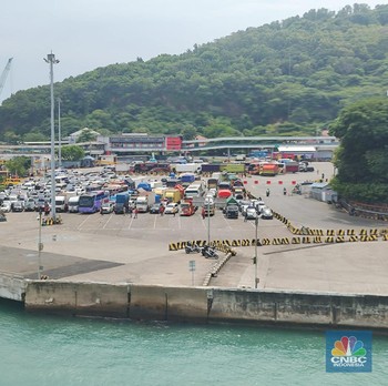 Potret Terbaru Pelabuhan Merak H-4 Lebaran, Kendaraan bak Semut